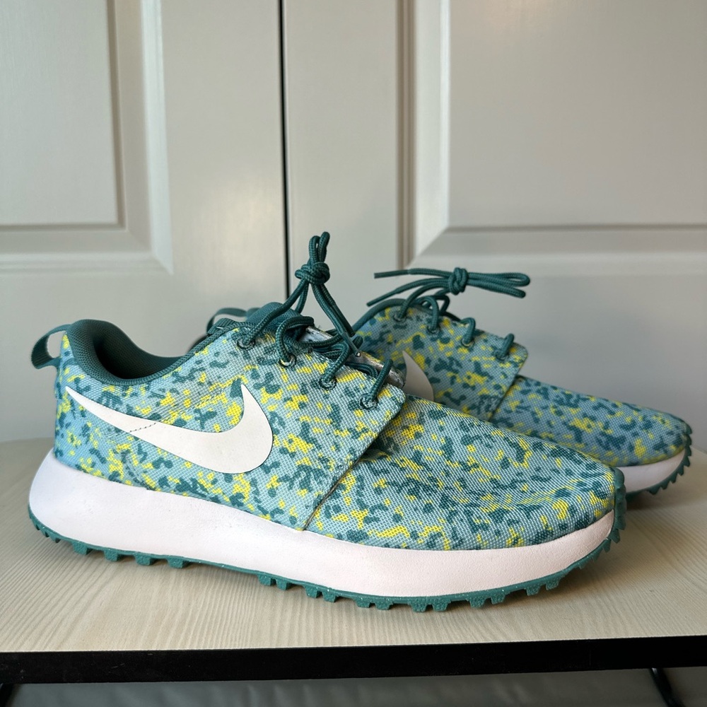 Nike GOLF Blue and Yellow Athletic Shoes Lightweight Design